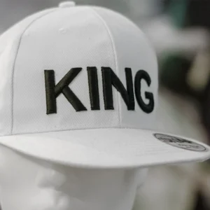 kacket sa 3D vezom natpisa