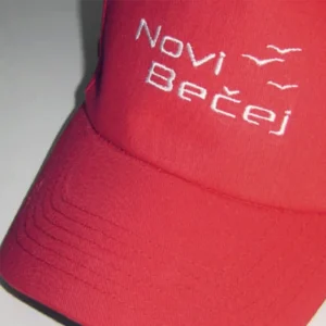 kacket sa vezom natpisa po zelji