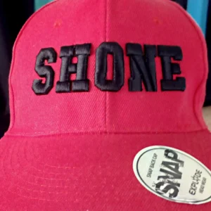 kacket sa 3D vezom natpisa